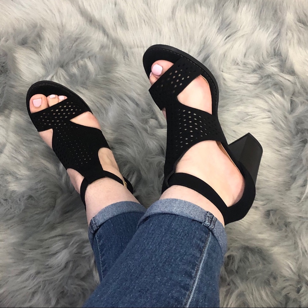 Black heel, open toe, perforated, block heel - Picture 2 of 6